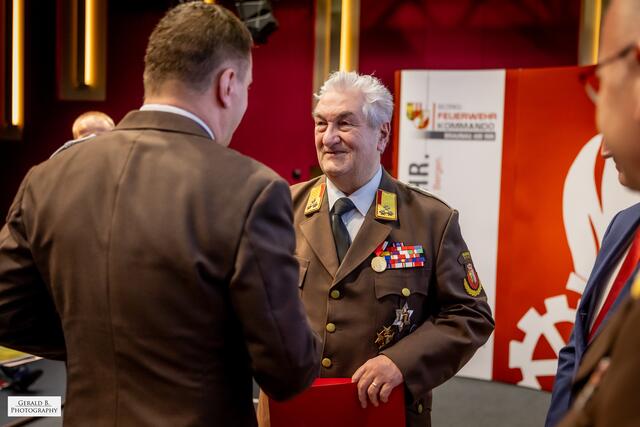 Als Auszeichnung für sein Lebenswerk erhielt Alfred Hacklamair die Florianimedaille in Gold. | Foto: Gerald B. - Photography