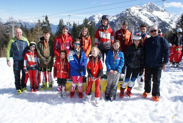 SCH-Obmann Christian Sölle (1. v. l.)  gratuliert den Nassfeld-RTL-Klassensiegern im Gailtalcup 2024. .  | Foto: Astner/KK