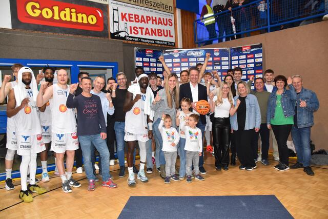 Die Gunners-Spieler und das FarbenPartner-Team (MeinBezirk.at - Gewinner) jubelten gemeinsam über den klaren Derbysieg. | Foto: Michael Strini