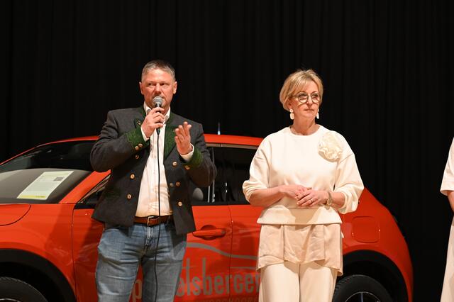 Messe-Organisator Johannes Bamminger mit Regina Köppl. | Foto: Wilfried Fischer