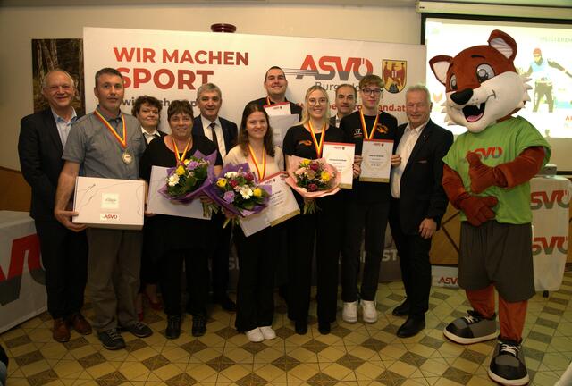 Ausgezeichnete Sportler aus dem Südburgenland (u.a. Marie Varga (6.v.l.) und Nico Wiener (5.v.r.) | Foto: ASVÖ Burgenland