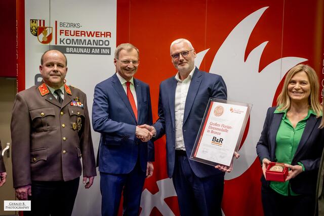 Gastgeber des Abends: B&amp;R CEO Jörg Theis (2. v. r.) nahm die Auszeichnung für sein Unternehmen entgegen. | Foto: Gerald B. - Photography