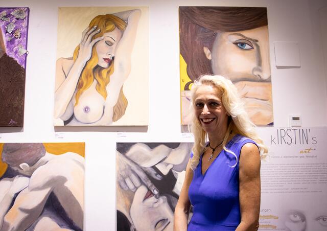 Die Götzner Künstlerin Kirstin Kleinlercher arbeitet seit 2007 mit Ölfarben.  | Foto: Alicia Martin Gomez
