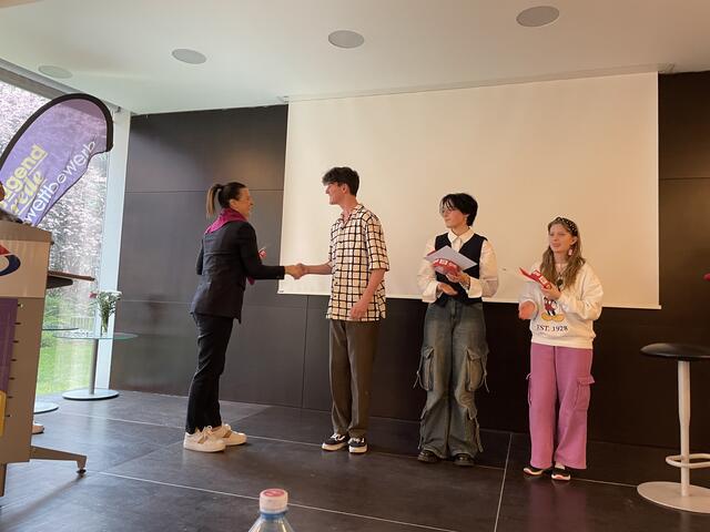 Landesrätin Astrid Mair gratulierte den Gewinnern der Spontanrede. | Foto: Lisa Kropiunig