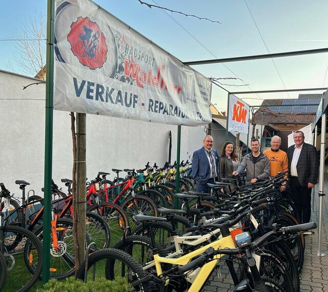 Robert Frank, Marietta Waldherr, Philipp Waldherr, Theo Waldherr und Harald Pokorny inmitten der Räder bei Radsport Waldherr in Podersdorf am See | Foto: WKB