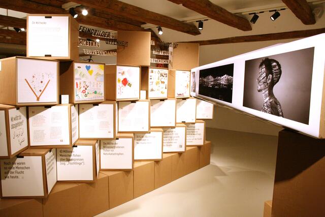 Die Ausstellung lädt zur vielschichtigen Auseinandersetzung und bietet die Möglichkeit den Inhalten und Exponaten auf unterschiedliche Weise zu begegnen.