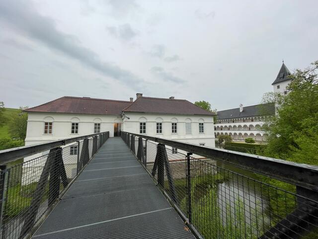 Auf historischen Pfaden führt der Pollheimer Geschichtsweg von Schloss Parz über Fürth nach Schamosberg und weiter durch Ortschaften wie Scheiben und Pollham.  | Foto: BRS