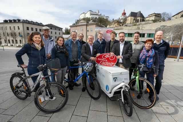 Treue Kooperationspartner des Landes sind die Stadt Salzburg, die Österreichische Gesundheitskasse, die Universität Salzburg, die Salzburger Landeskliniken, der ORF Salzburg und die Allgemeine Unfallversicherungsanstalt. Im Bild v.l.: Waltraud Langer (ORF Landesdirektorin), Peter Weiss (Radkoordinator Stadt Salzburg), Eva Glück (Klimabündnis), Franz Kock (Uni Sbg. Mobilitätsbeauftragter), Philipp Weis (Land Salzburg), Wolfgang Reiger (ÖGK Salzburg), Christoph Langgartner (SALK), Simon Obenaus (Uni Salzburg), Landeshauptmann-Stellvertreter Stefan Schnöll, Paul Laireiter (ÖGK Salzburg), Ursula Hemetsberger (Land Salzburg Radbrauftragte), Michael Hofer | Foto: Land Salzburg/Neumayr/Hofer