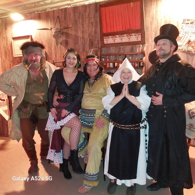 Christian Muhm,Jessica Felbermayer, Stefan Haider, Brigitta Felbermayer und Philipp Steinsky. | Foto: Theaterverein Klein und Lustig