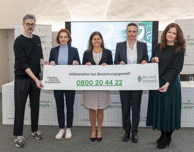 Eine Nummer für alle Fälle: M. Kurzmann (v.l.), S. Schmiedtbauer, D. Kampus, S. Heinze (Gerichtsmedizinerin) und M. Gosch (Frauenhäuser) präsentierten die Maßnahmen. | Foto: Land Steiermark