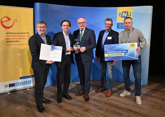 Bezirksmeister Inzersdorf-Getzersdorf bei der Verleihung (v.l.) Geschäftsführer der eNu Herbert Greisberger, Bürgermeister Ewald Gorth, LH-Stellvertreter Stephan Pernkopf, Karl Ernd und Toni Pfeffer. | Foto: NLK/Filzwieser