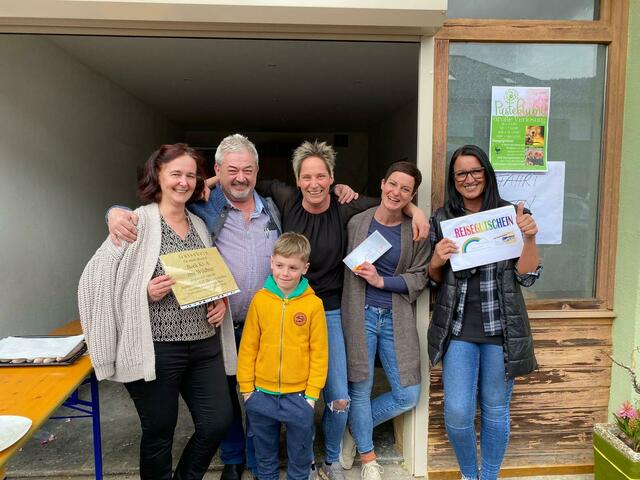 Manuela Mattersdorfer (Mitte) konnte sich über zahlreiche Besucher bei der Geschäftseröffnung in Gurk freuen.  | Foto: Privat