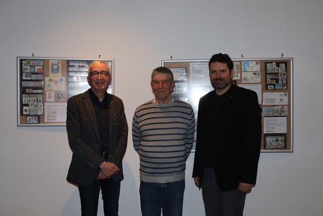 Bürgermeister Herbert Mayer, Josef Tröger (Obmann Briefmarken- und Ansichtskartensammelverein Landeck) und Kulturreferent Peter Vöhl, (v.l.).  | Foto: Elisabeth Zangerl