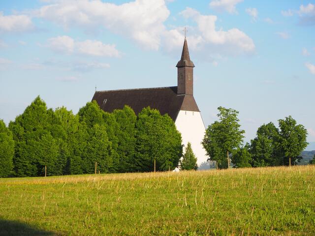 Der Weg führt zur gotischen Magdalenabergkirche, die Ende des 14. Jahrhunderts erbaut wurde. | Foto: BRS