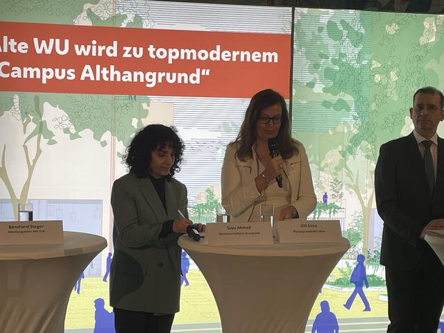 Bezikrschefin Ahmad(l.) freut sich besonders über die Belebung des Grätzls. | Foto: Fabian Franz