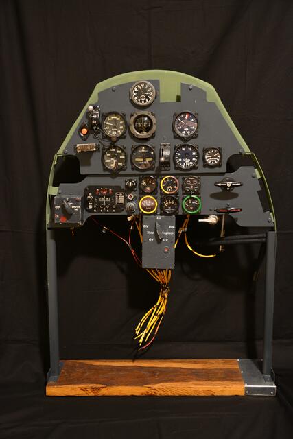Die Schaltzentrale einer "Messerschmitt Bf109 B" – teilweise mit Original-Messern und Verkabelungen. | Foto: Bubestinger