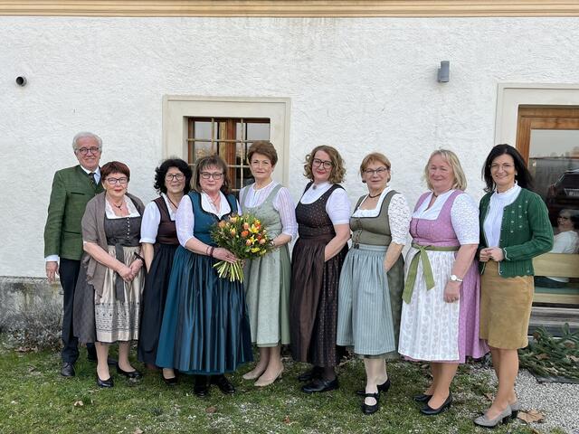 Alexander Jalkotzy (OÖ Volkskultur), Roswitha Brutti (ehem. Kassierin), Inge Csenar (ehem. Bezirksobfrau. Stv.), Anna Baumgartner (ehem. Bezirksobfrau), Martina Pühringer (Landesobfrau), Christina Gerstmayr (Neue Bezirksobfrau), Anna Neubauer (neue Bezirksobfrau-Stv.), Mathilde Wesinger (neue Kassierin), Margit Angerlehner (Bürgermeisterin von Oftering) - von links nach rechts | Foto: Privat/Goldhauben