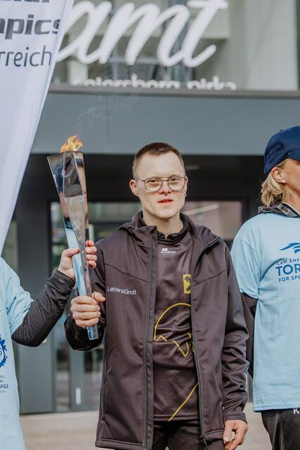 Ein großer Moment für Bernhard Lamprecht, der in Seiersberg die olympische Flamme entzündete. | Foto: LebensGroß