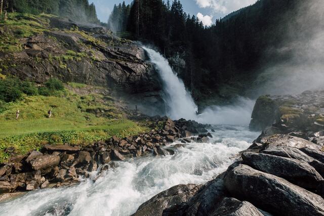 Tosende Wassermassen stürzen beim Krimmler Wasserfall in die Tiefe. | Foto: Salzburger Land / Christoph Perkles 