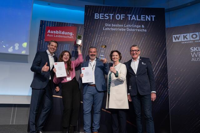  Lea Habichler wurde bei der Best-of-Talent-Gala in der Wirtschaftskammer Österreich geehrt: WKÖ-Vizepräsident Philipp Gady, Lea Habichler, Mario Hinke (XXX Lutz), Renate Scheichelbauer-Schuster (WKÖ-Bundesspartenobfrau Gewerbe und Handwerk), SkillsAustria-Präsident Josef Herk (v. l.).
 | Foto: Weinwurm Fotografie