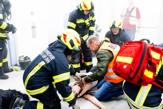 An der Übung beteiligt waren die Freiwilligen Feuerwehren Braunau, Simbach, Haselbach, Aching, Ranshofen, Burgkirchen, Mauerkirchen, Mining, St. Peter am Hart, Mitternberg und die Betriebsfeuerwehr der AMAG mit insgesamt rund 200 Feuerwehrmännern und Feuerwehrfrauen, 19 Atemschutztrupps und 29 Fahrzeugen sowie das Abschnitts- und Bezirksfeuerwehrkommando und die Einsatzführungsunterstützung. | Foto: Krankenhaus Braunau