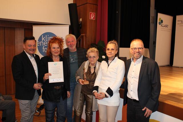 v.l.n.r. Herbert Pfeffer (Obmann der Modellregion Unteres Traisental – Fladnitztal), Marika Ofner, Manfred Bichler (Umweltgemeinderat Zwentendorf), Gerti Zöchling, Brigitte Ebeseder, Alexander Simader (Modellregionsmanager)
 | Foto: Modellregion Unteres Traisental - Fladnitztal