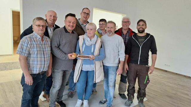 Bürgermeister Herbert Pfeffer bringt eine Stärkung für die fleißigen Arbeiter bei der Feuerwehrhausbaustelle Hilpersdorf

Kommandant Anton Rossecker, Josef Pruscha, Bürgermeister Herbert Pfeffer, Verwalter Wolfgang Metze, Sandra Powondra, Kommandantstellvertreter Gerhard Powondra, Alfred Müllner, Christoph Powondra | Foto: Foto: SPÖ 