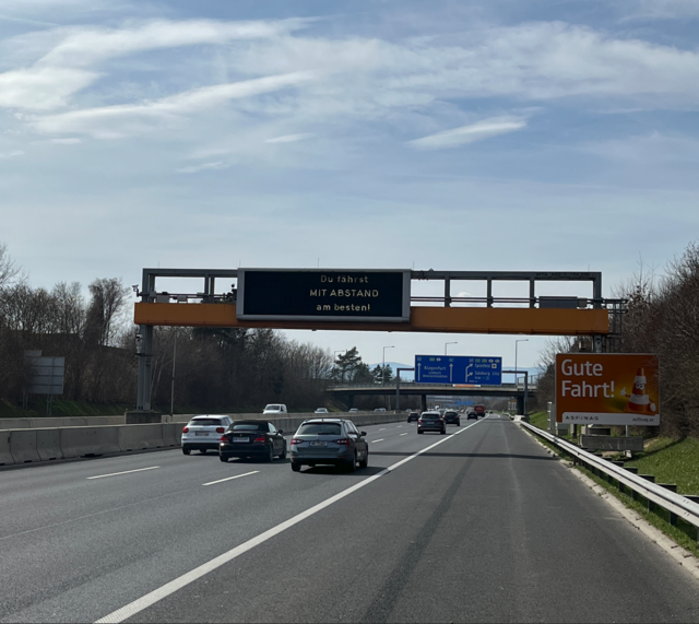 Neue Textanzeigen auf den Autobahnen sollen auf den Sicherheitsabstand aufmerksam machen. | Foto: ASFINAG