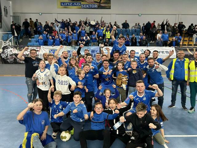 Titelverteidiger FC Diamant Linz feierte nach dem 4:2-Sieg gegen Ljuti Krajisnici mit den Anhängern.  | Foto: Diamant Linz