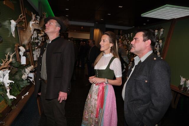 Enormes Interesse an der Trophäenschau im Hotel Andreas Hofer mit Hausherrin Sabine Gwirl. | Foto: Silberberger