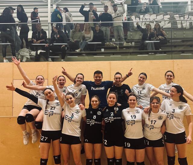 Die Stimmung der Feldbacher Damen passte nach der ausgeglichenen Bilanz in der Doppelheimrunde.  | Foto: Hot Volleys Feldbach 