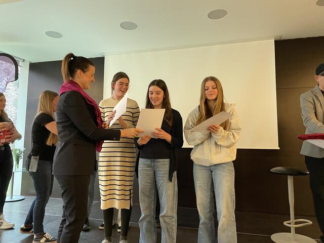 Für Chiara und Sophia (2. und 3. von links) geht es zum Landesfinale. | Foto: Lisa Kropiunig