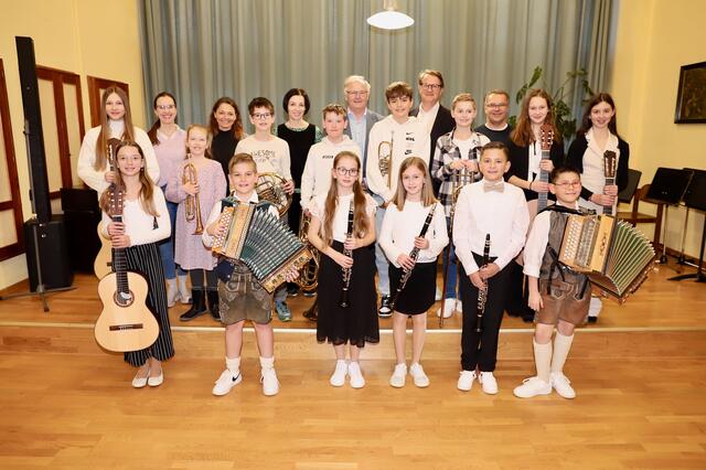 Bgm. Marcus Martschitsch und Musikschuldirektor Alois Lugitsch gratullierten den erfolgreichen Teilnehmern und ihren Lehrern. | Foto: Alfred Mayer