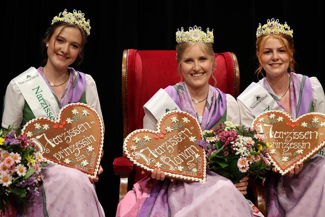 Königin Michaela Ertlschweiger aus Aigen im Ennstal/Steiermark (22 Jahre, Bildmitte) und die  beiden Prinzessinnen Sophia Hellwig (21 Jahre, links) aus Gmunden/Oberösterreich und Celin Pichler (23 Jahre, rechts) aus Bad Mitterndorf/Steiermark | Foto: Maria Tiefenbacher-Schöndorfer