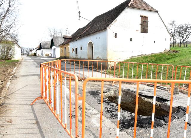 Wenn Kellerröhren einstürzen gibt oft auch die Straße nach. | Foto: Herbert Schleich