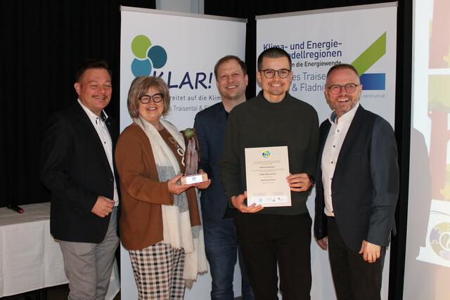 v.l.n.r. Herbert Pfeffer (Obmann der Modellregion), Ingrid Neuhauser (Verein Wohnen), Matthias Zuser (Verein Wohnen), Valentin Neuhauser (Initiator Robin Powerhood), Alexander Simader (Modellregionsmanager)
 | Foto: Modellregion Unteres Traisental - Fladnitztal