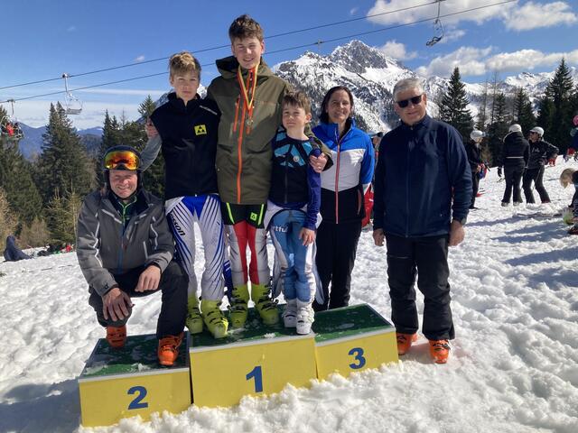 Als Familie Themeßl ein erfolgreiches Team und sehr gerne Mitglied der OSK-Familie. Siegmund Astner (1. v. r.) gratuliert Vater Christopf, den Söhne Clemens, Jonas, Felix und Mutter Kristan. | Foto: Astner/KK