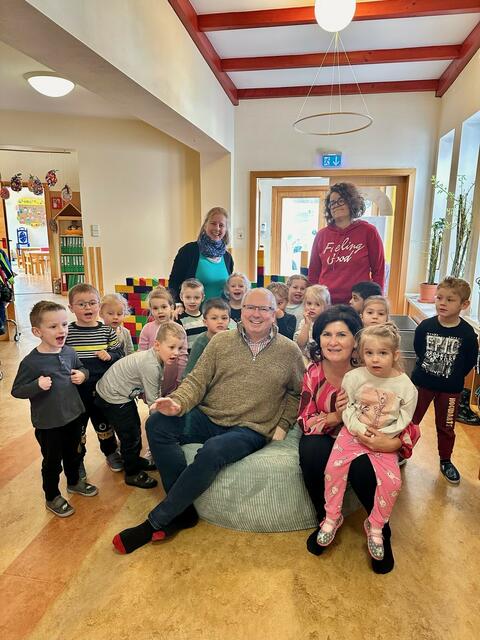 Willi Bretis mit Bgm. Maria Knauder im Kindergarten Maria Rojach. 
