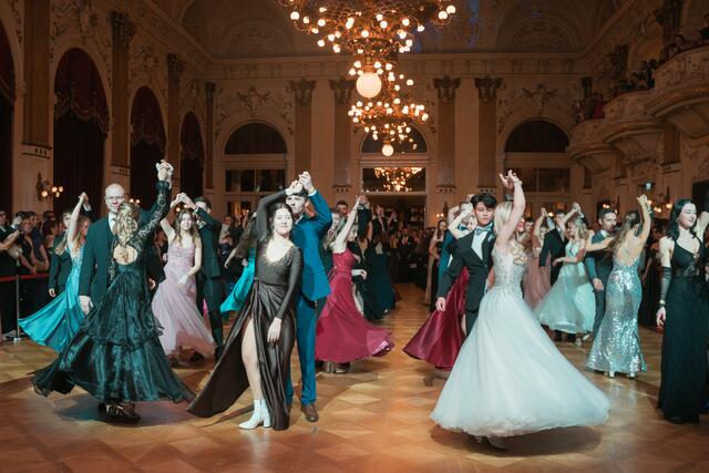 Bisher fand der Maturaball der HBLA Lentia Brucknerhaus statt. Heuer lud die Schule zum ersten Mal ins Palais Linz ein. | Foto: Oliver und Simon von This is Bloom