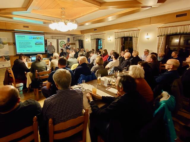 Franz Haberhofer von der Regionalenergie Steiermark bei seinem Vortrags beim Infoabend „Nachhaltige Energiesysteme“ | Foto:  KEM Naturpark Pöllauer Tal