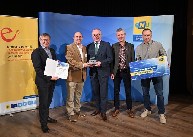 PV-Sieger im Bezirk v.l. Herbert Greisberger (GF eNu) Achaus Bürgermeister Johannes Würstl, LH-Stellvertreter Stephan Pernkopf, VBgm. Rudolf Sattler und Toni Pfeffer.  | Foto: NLK/Filzwieser