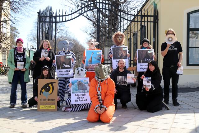 Vor dem Eingang des Tiergartens Schönbrunn demonstrierte der Verein gegen Tierfabriken gegen die Zoo-Haltung.