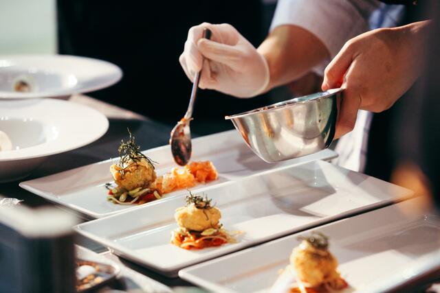 Am Montag wurde der neue "Falstaff Restaurant- &amp; Gasthausguide" im Wiener Rathaus präsentiert. An der Spitze des Rankings gab es heuer eine Überraschung: Waren mit "Steirereck" und "Amador" bislang zwei 100-Punkte-Restaurants die Bannerträger allerhöchsten Genusses im Land, so ist heuer mit dem "Ikarus Hangar-7" ein weiterer hinzugekommen. (Symbolbild) | Foto: Shutterstock / Prarinya