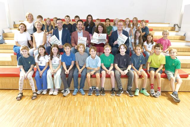 Im Herbst 2023 präsentierte Chefredakteurin Nikki Gretz-Blanckenstein (Mitte) MeinSchulBezirk gemeinsam mit Bildungsdirektor Heinrich Himmer (3.v.l.), Bildungsstadtrat Christoph Wiederkehr (Neos, 4. v.l.) und Maximillian Schulyok, dem damaligen Geschäftsführer des öbv (r.) im Zoom Kindermuseum. | Foto: Maximilian Spitzauer/RMW