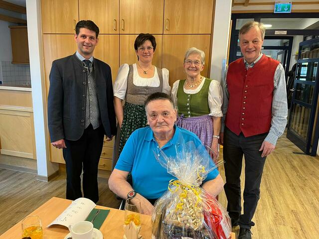 Foto: Bild: Bgm. Thomas Kößler, GV Kornelia Pfeifenberger, Jubilar Jakob Schlick mit Gattin Christine, Seniorenbund Obm. Alfred Pfeifenberger