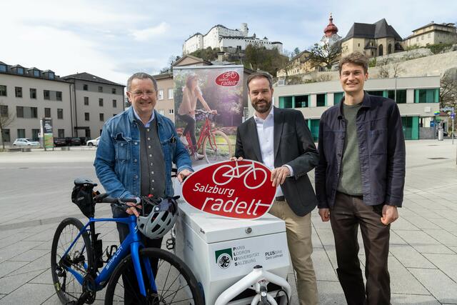 Im Bild: Franz Kock (Uni Sbg. Mobilitätsbeauftragter), Landeshauptmann-Stellvertreter Stefan Schnöll und Simon Obenaus | Foto: Land Salzburg/Neumayr/Hofer
