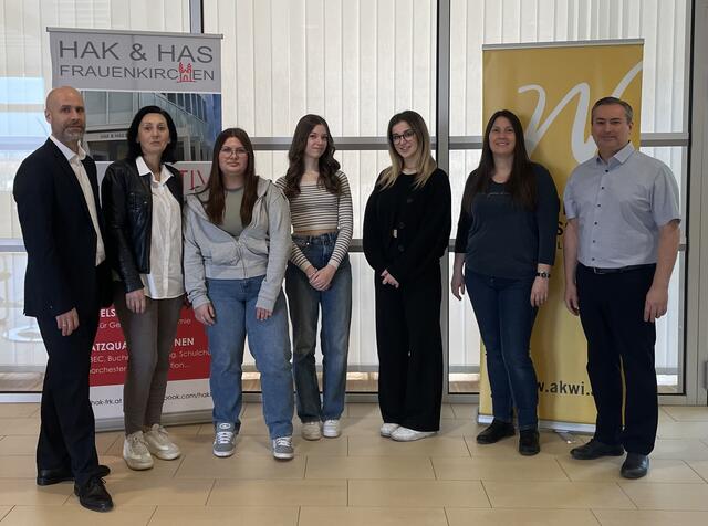 Hannes Schmid, Doris Weiss Gewinnerinnen Layla Peck, Lara Gradicka und Dana Mitkova, Irene Goldenitsch, Hannes Nitschinger,  | Foto: BHAK/BHAS Frauenkirchen und BHAK/BHAS Neusiedl/See