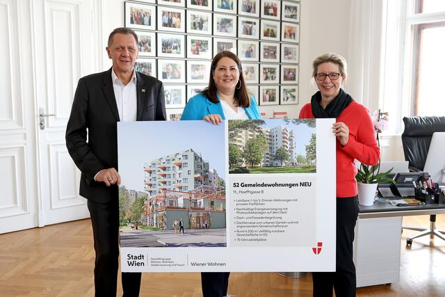Bezirksvorsteher Thomas Steinhart, Vizebürgermeisterin und Wohnbaustadträtin Kathrin Gaál (beide SPÖ) und Wiener Wohnen Direktorin Karin Ramser freuen sich über einen weiteren Gemeindebau neu. | Foto: Stadt Wien/Martin Votava