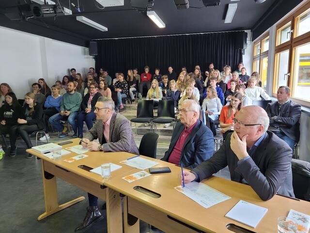 Die Expertenjury bestehend aus Markus Schaflechner, Robert Grießner und Josef Thurner bewertete die Projektideen der Jugendlichen | Foto: Salzburger Bildungswerk