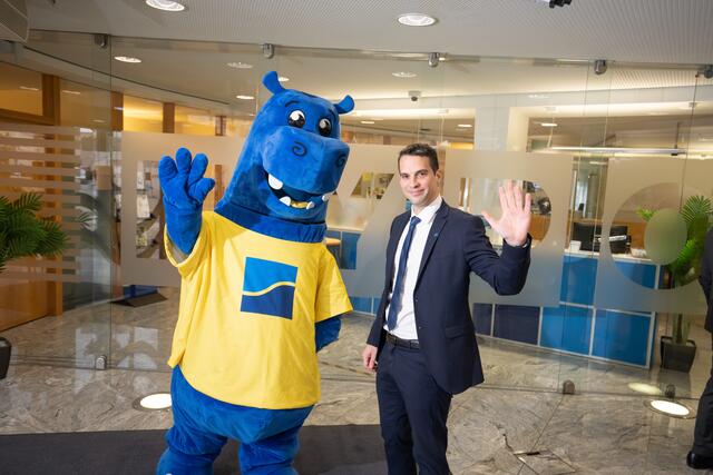 Filialleiter Thomas Kamauf mit Maskottchen Hippo in der Tullner Filiale in der Bahnhofsstraße. | Foto: HYPO NOE / Herbst